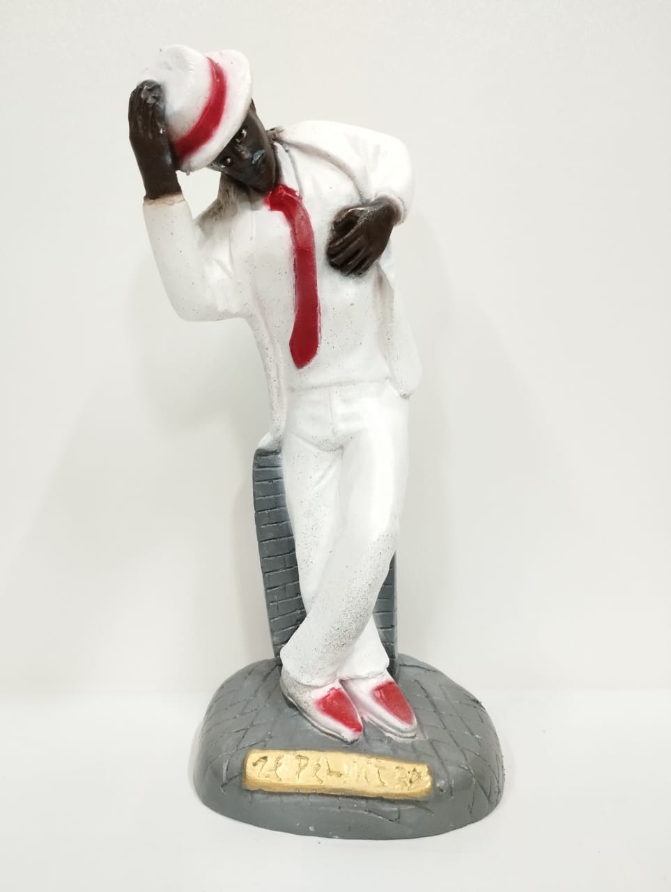 IMAGEM EM GESSO ZÉ PELINTRA SEGURANDO CHAPÉU 20CM