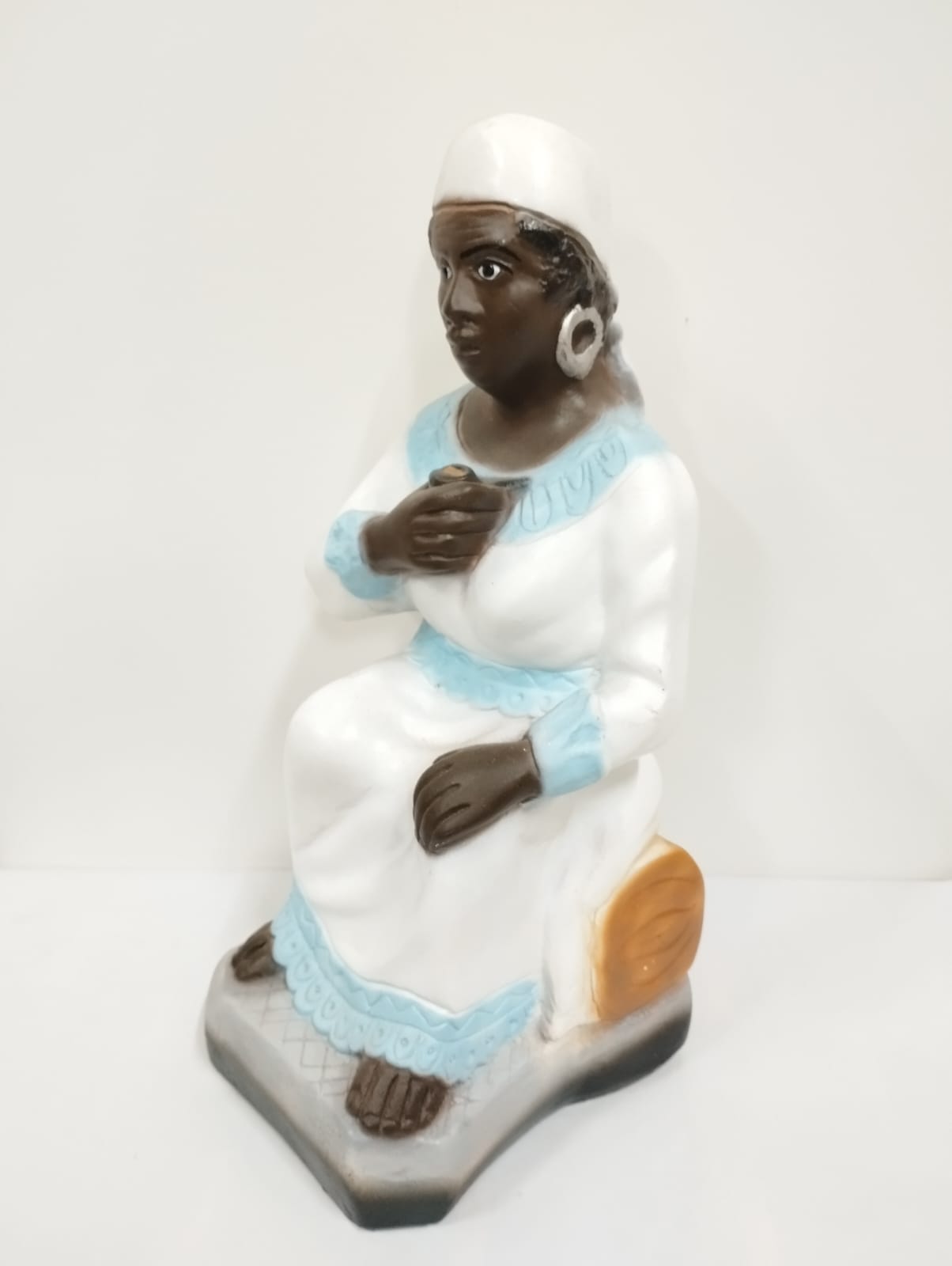 IMAGEM EM GESSO PRETA VELHA SENTADA MODELO 30 CM - Imagem 2