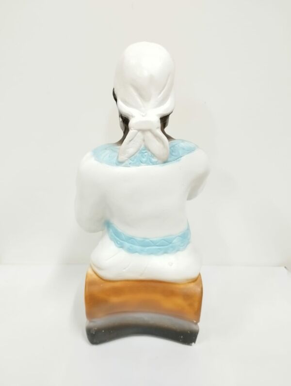 IMAGEM EM GESSO PRETA VELHA  SENTADA MODELO 30 CM - Imagem 3