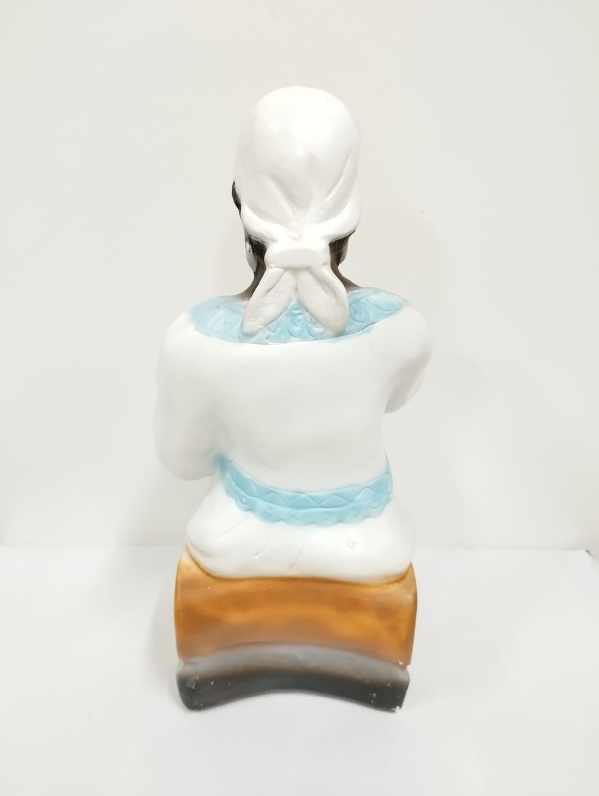 IMAGEM EM GESSO PRETA VELHA SENTADA MODELO 30 CM - Imagem 3