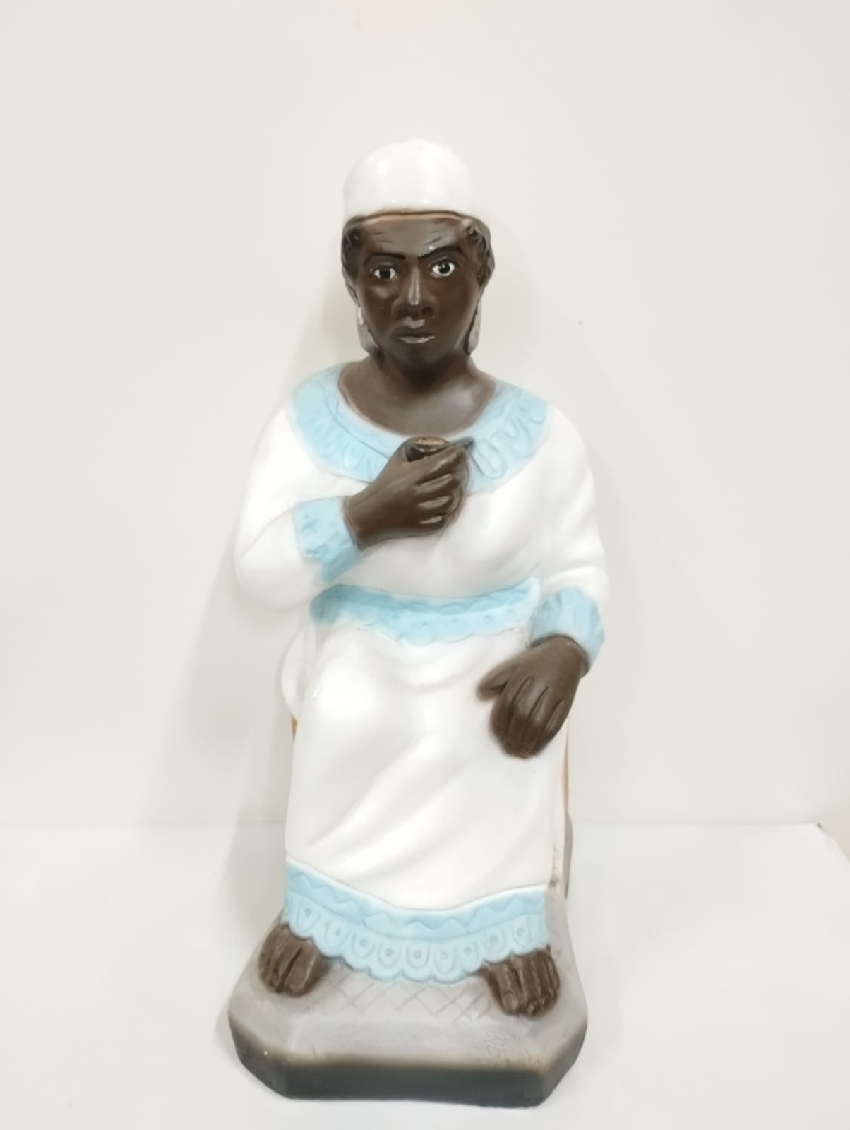 IMAGEM EM GESSO PRETA VELHA SENTADA MODELO 30 CM