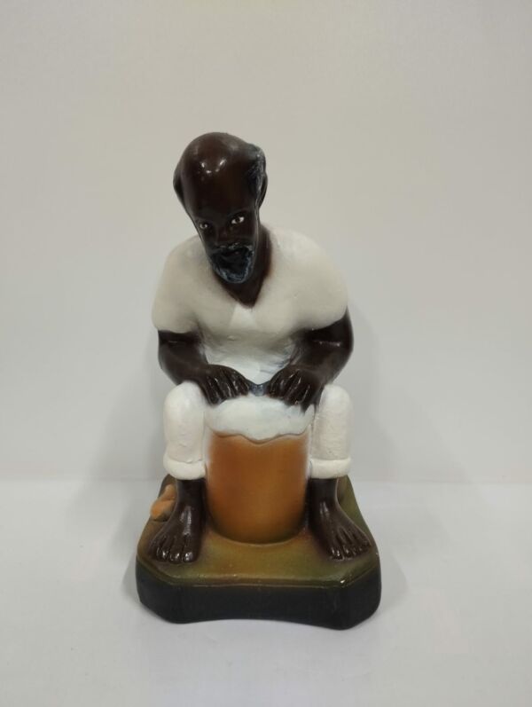 IMAGEM EM GESSO PRETO VELHO SENTADO 16 CM MODELO 002
