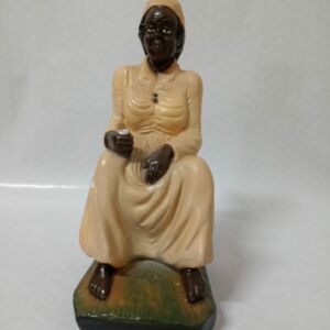 IMAGEM EM GESSO PRETA VELHA SENTADA 19CM MODELO 003