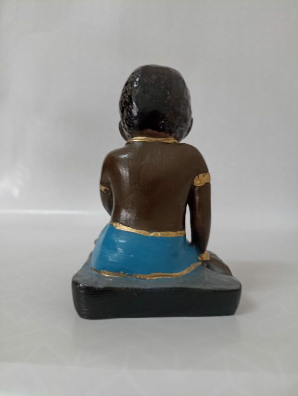 IMAGEM EM GESSO ERÊ SENTADO COM SHORTS AZUL 12CM - Image 3