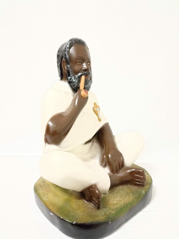 IMAGEM EM GESSO PRETO VELHO SENTADO COM CACHIMBO 28 CM - Imagem 2
