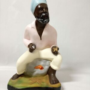 IMAGEM EM GESSO PRETO VELHO SENTADO COM TURBANTE 37 CM