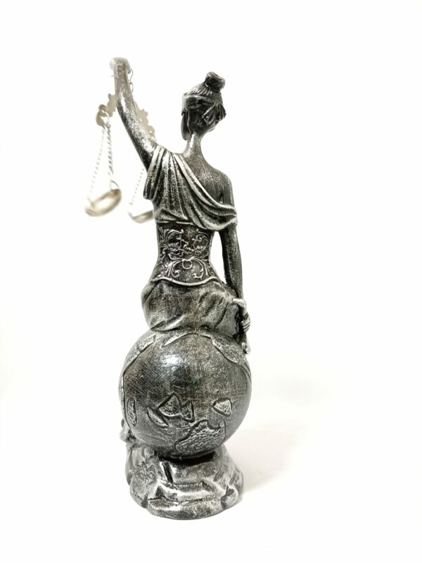 IMAGEM EM GESSO TEMIS DEUSA DA JUSTIÇA SENTADA PRATA METALIZADO 32CM - Image 6