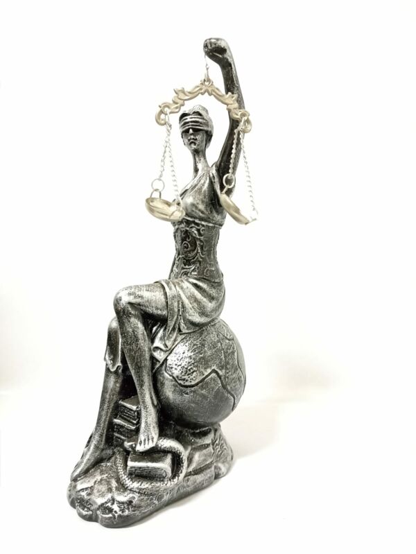 IMAGEM EM GESSO TEMIS DEUSA DA JUSTIÇA SENTADA PRATA METALIZADO 32CM - Image 5
