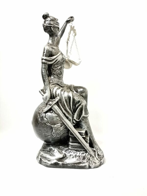 IMAGEM EM GESSO TEMIS DEUSA DA JUSTIÇA SENTADA PRATA METALIZADO 32CM - Image 4