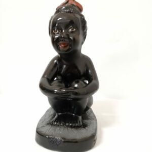 IMAGEM GESSO ERÊ SENTADO COM LAÇO VERMELHO 22 CM