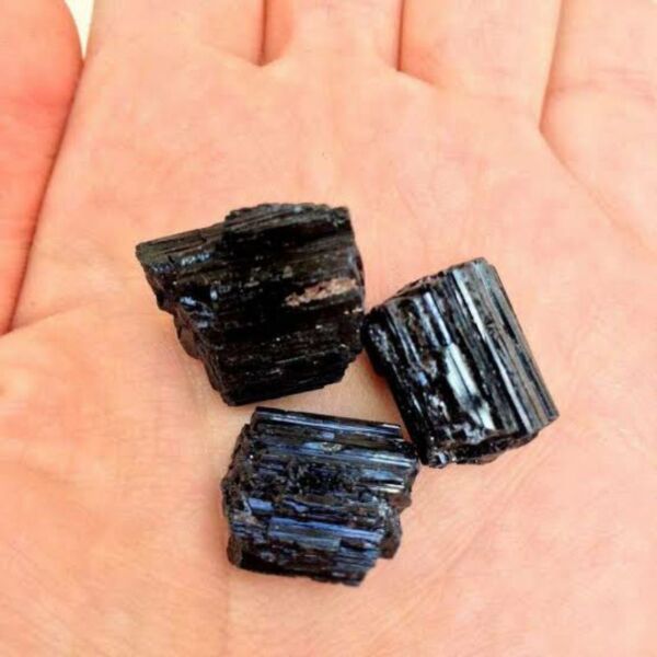 Pedra Turmalina Negra Bruta 1cm a 4cm Pequena - Proteção Stress Ansiedade - Cristal Natural - Imagem 3