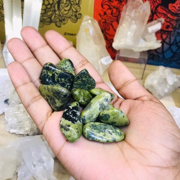 Pedra Jade Nefrita Jadeita Rolada 2 a 4cm - Proteção e Pureza - Cristal Natural - Imagem 2