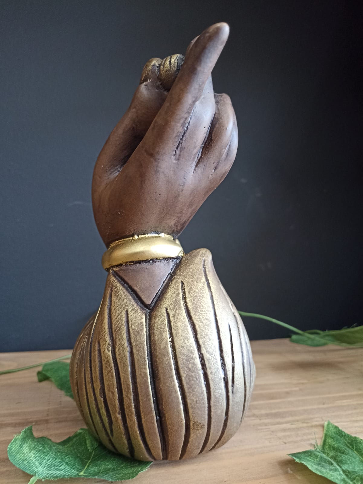 PORTA INCENSO CASCATA BUDA NA MÃO ENVELHECIDO COM LARANJA 20CM - Imagem 2