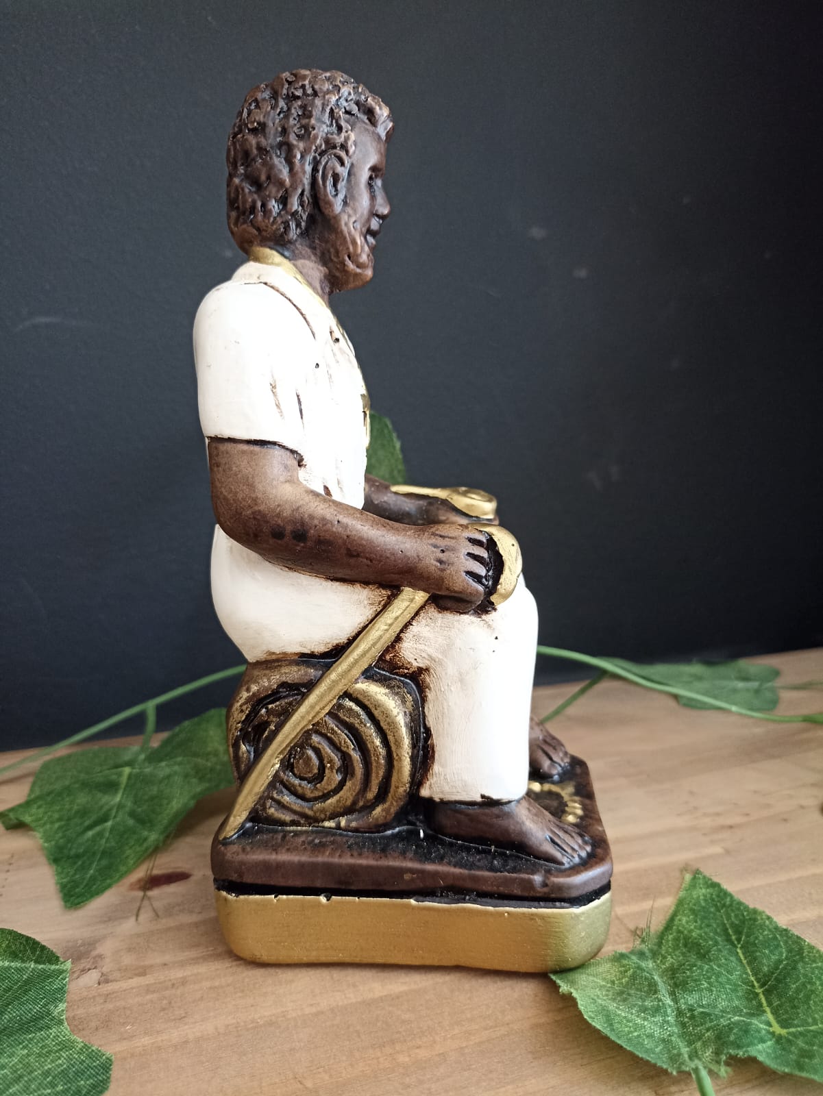 IMAGEM EM GESSO PRETO VELHO SENTADO COM BENGALA 18 CM - Imagem 2