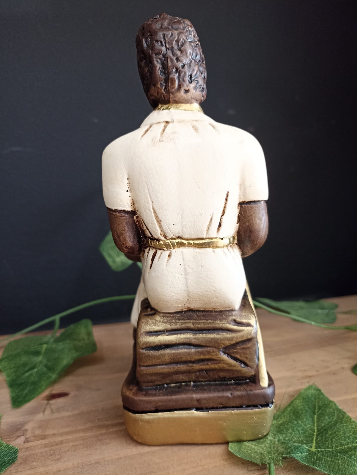 IMAGEM EM GESSO PRETO VELHO SENTADO COM BENGALA 18 CM - Imagem 3