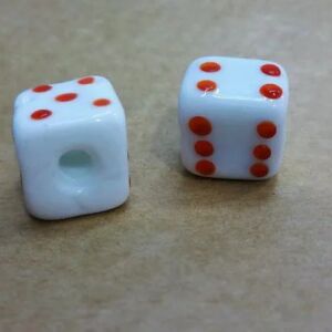 FIRMA DE DADO BRANCO COM VERMELHO