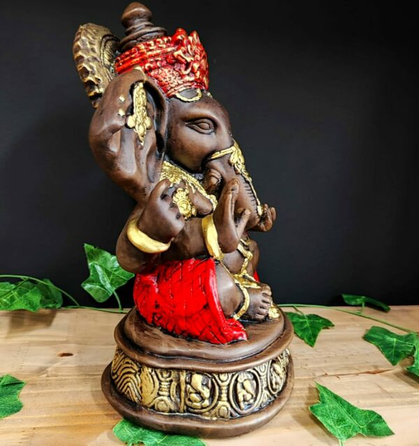 GANESHA COM BASE ENVELHECIDO COM VERMELHO 30CM - Imagem 2