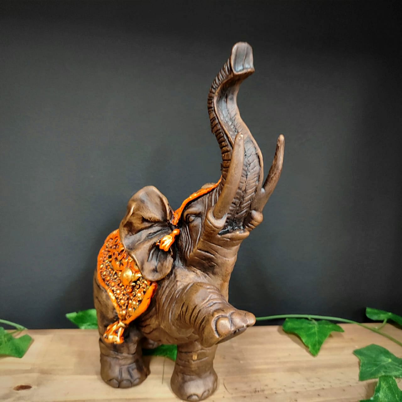 ELEFANTE PATA LEVANTADA LARANJA 28CM - Imagem 2