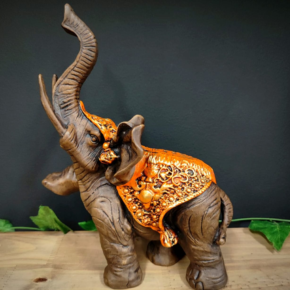 ELEFANTE PATA LEVANTADA LARANJA 28CM