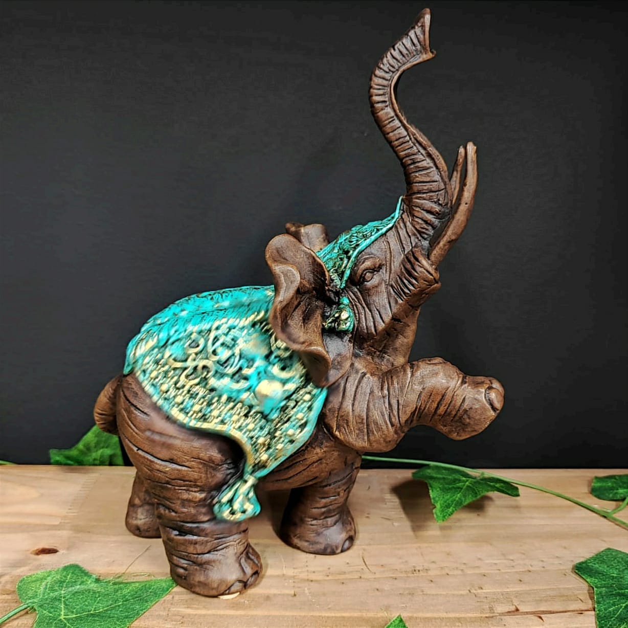 ELEFANTE PATA LEVANTADA TURQUESA 28CM