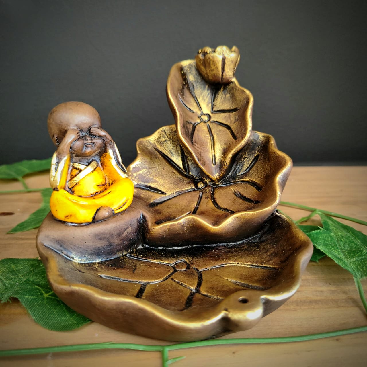 PORTA INCENSO CASCATA FOLHAS COM BUDA AMARELO 12CM