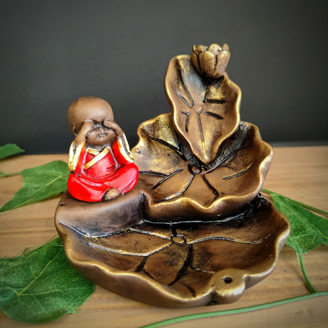 PORTA INCENSO CASCATA FOLHAS COM BUDA VERMELHO 12CM