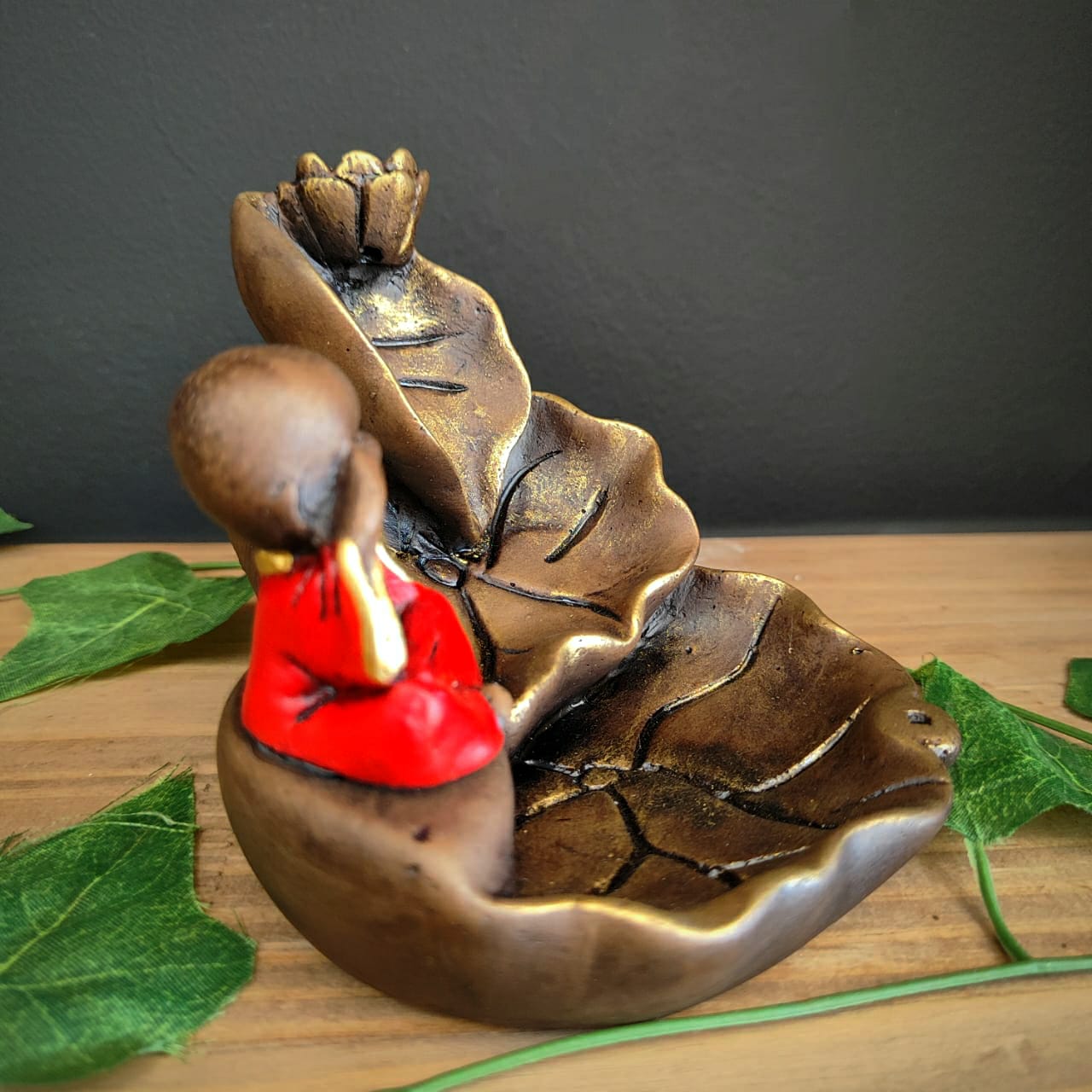 PORTA INCENSO CASCATA FOLHAS COM BUDA VERMELHO 12CM - Imagem 2