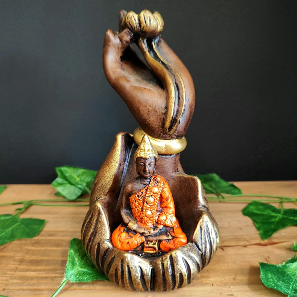 PORTA INCENSO CASCATA BUDA NA MÃO ENVELHECIDO COM LARANJA 20CM