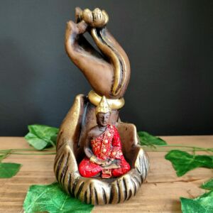PORTA INCENSO CASCATA BUDA NA MÃO ENVELHECIDO COM VERMELHO 20CM