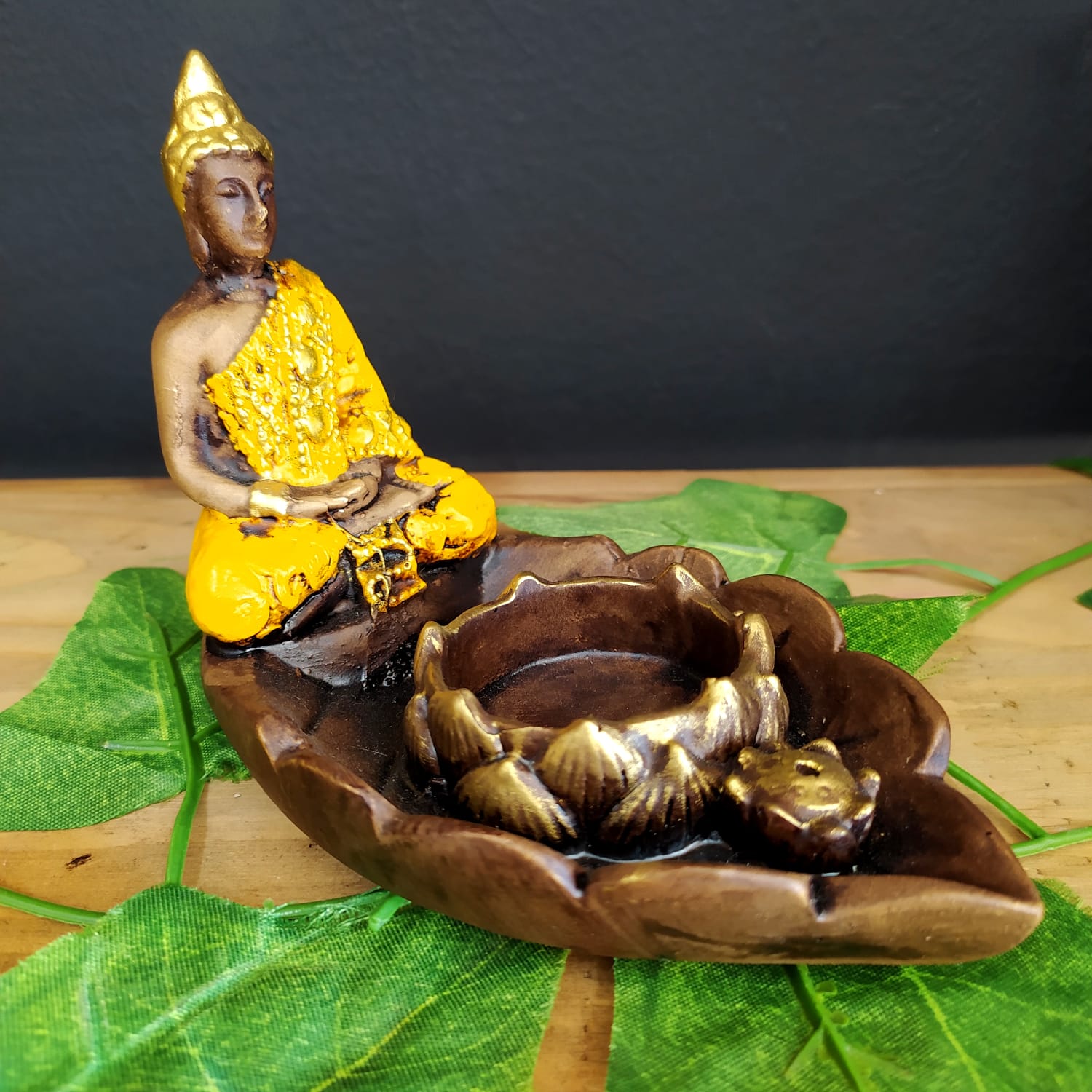 PORTA INCENSO E VELA BUDA NA FOLHA  AMARELO 10CM