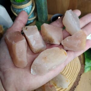 PEDRA QUARTZO GOIABA BRUTO 4  A 6 CM - ALEGRIA E BEM ESTAR - CRISTAL NATURAL