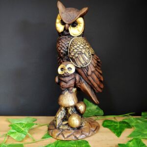 IMAGEM EM GESSO FAMÍLIA CORUJA COM COGUMELOS ENVELHECIDA 28CM