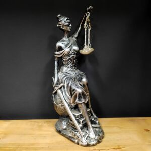 IMAGEM EM GESSO TEMIS DEUSA DA JUSTIÇA SENTADA PRATA METALIZADO 32CM