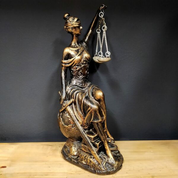 IMAGEM EM GESSO TEMIS DEUSA DA JUSTIÇA SENTADA DOURADA 32CM