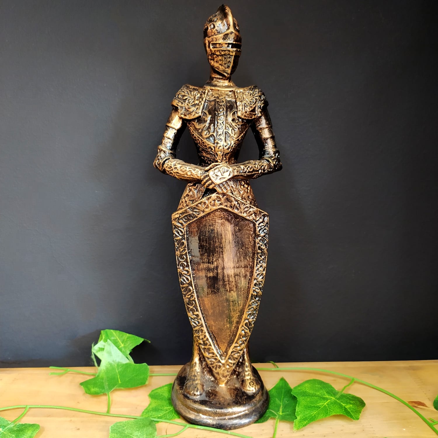 SOLDADO DOURADO COM ESCUDO DOURADO 35CM