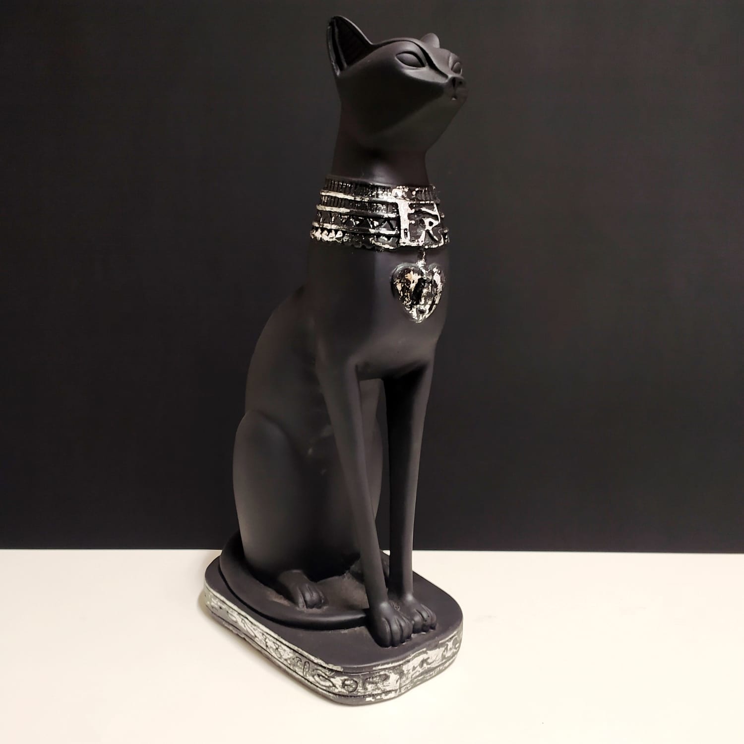 IMAGEM EM GESSO GATO EGÍPCIO BASTET LYING COLEIRA PRATA 38CM