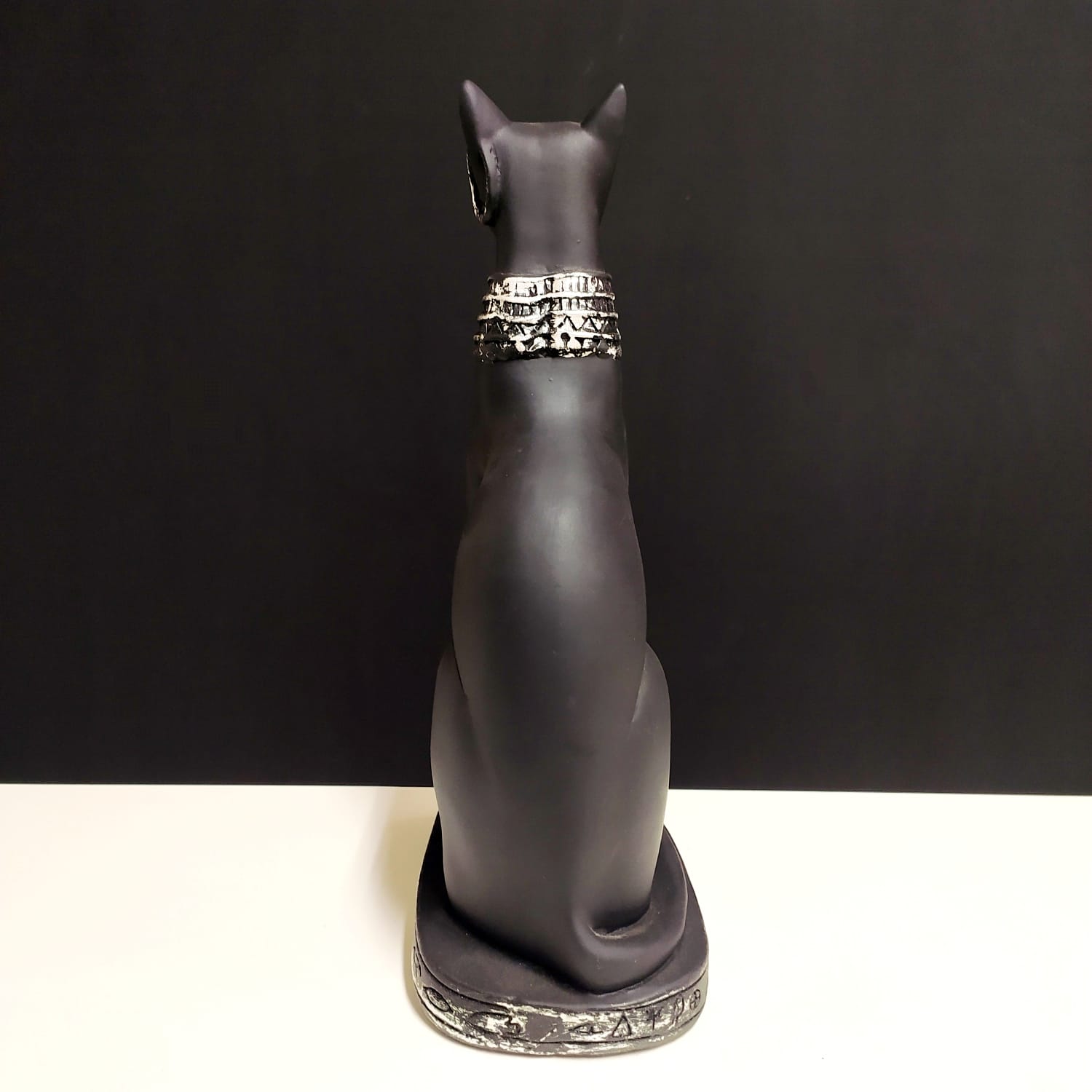 IMAGEM EM GESSO GATO EGÍPCIO BASTET LYING COLEIRA PRATA 38CM - Imagem 3