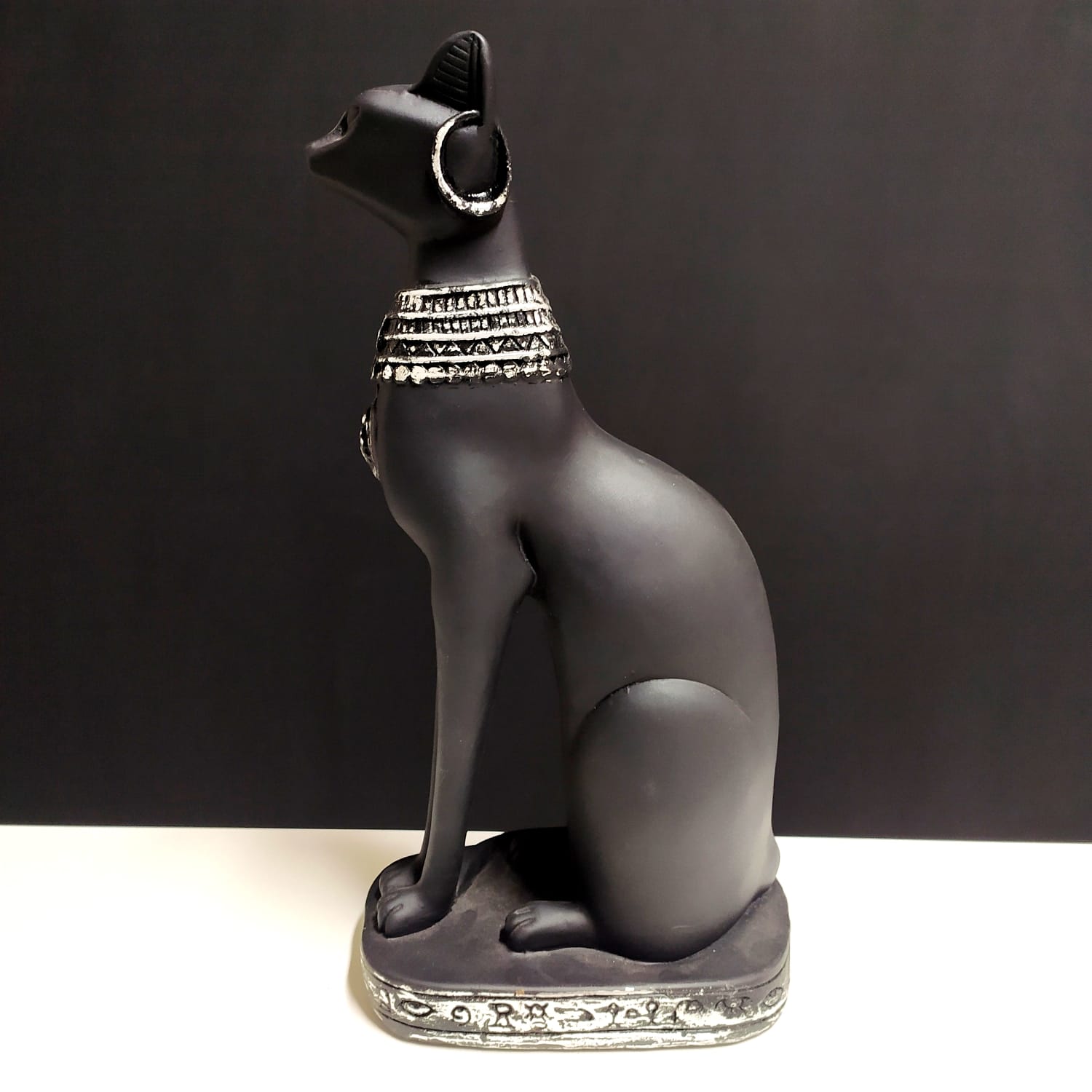 IMAGEM EM GESSO GATO EGÍPCIO BASTET LYING COLEIRA PRATA 38CM - Imagem 2