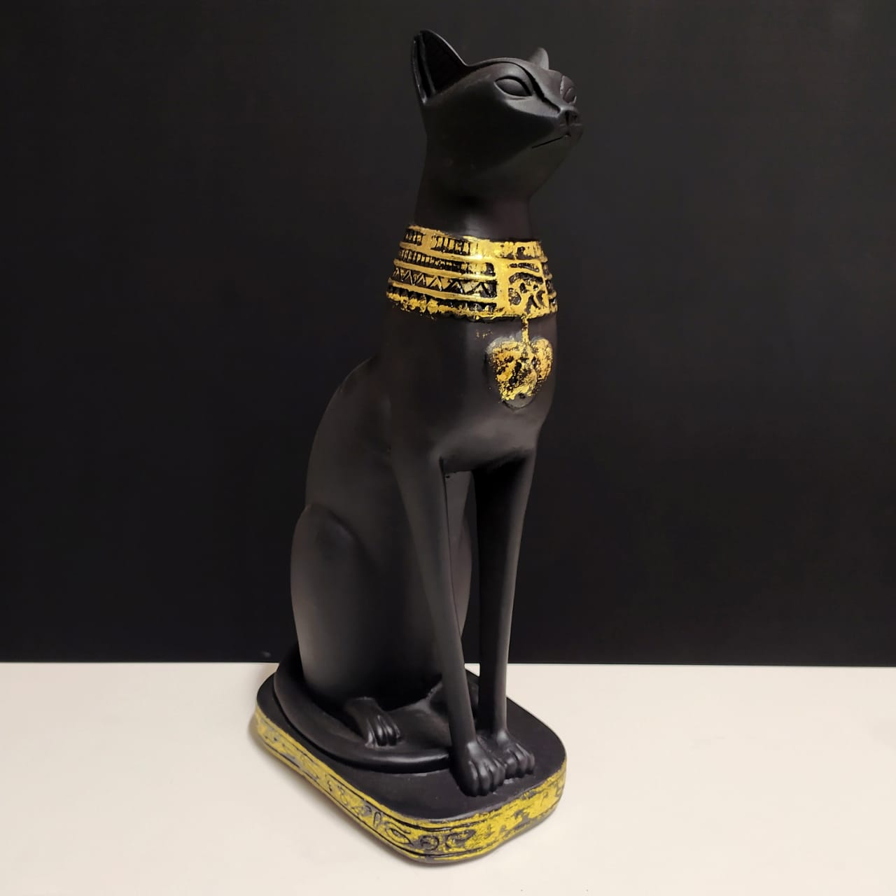 IMAGEM EM GESSO GATO EGÍPCIO BASTET LYING COLEIRA DOURADA 38CM