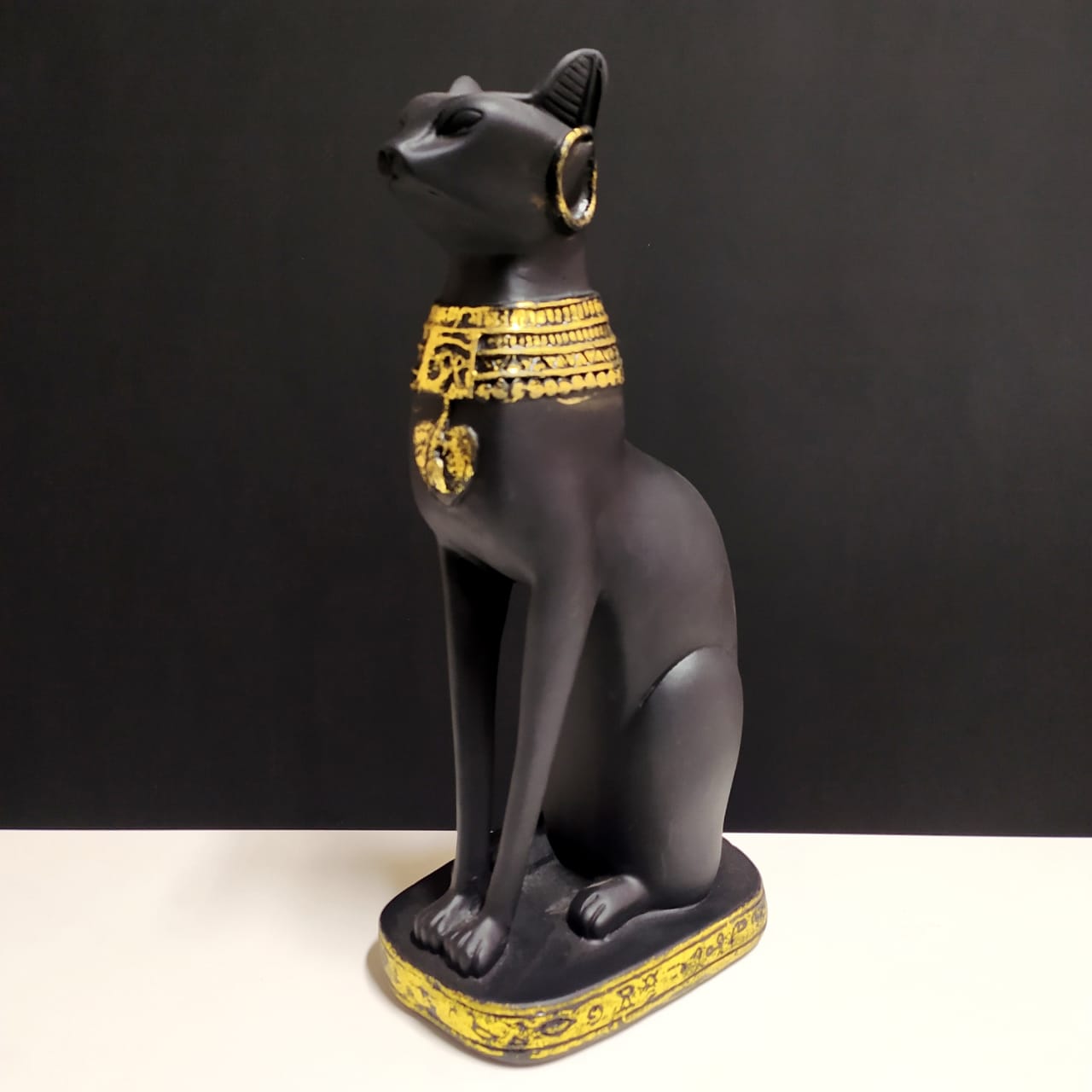 IMAGEM EM GESSO GATO EGÍPCIO BASTET LYING COLEIRA DOURADA 38CM - Imagem 2
