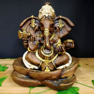GANESHA COM BASE FLOR DE LÓTUS BRANCO 27CM