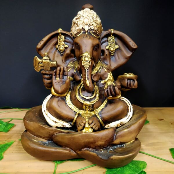 GANESHA COM BASE FLOR DE LÓTUS BRANCO 27CM