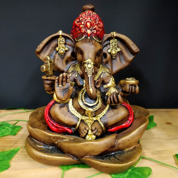 GANESHA COM BASE FLOR DE LÓTUS VERMELHO 27CM