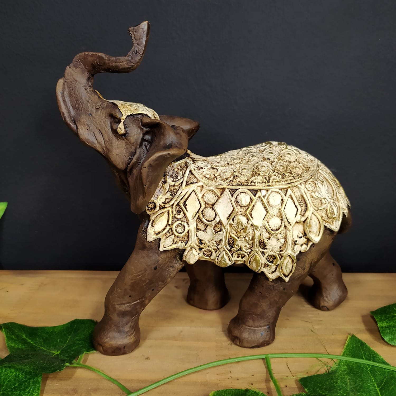 ELEFANTE ENVELHECIDO COM MANTO GOTAS BRANCO 18CM - Imagem 2