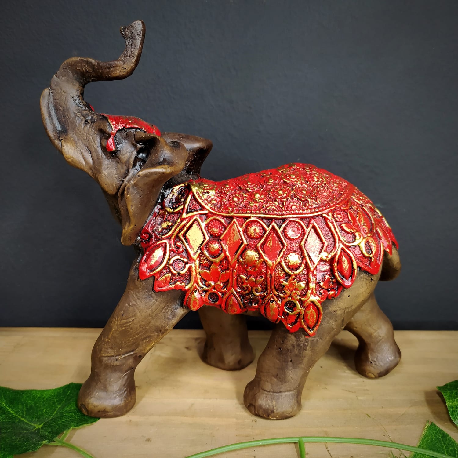 ELEFANTE ENVELHECIDO COM MANTO GOTAS VERMELHO 18CM - Imagem 2