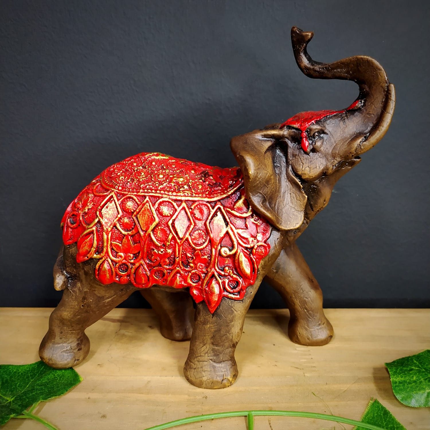 ELEFANTE ENVELHECIDO COM MANTO GOTAS VERMELHO 18CM