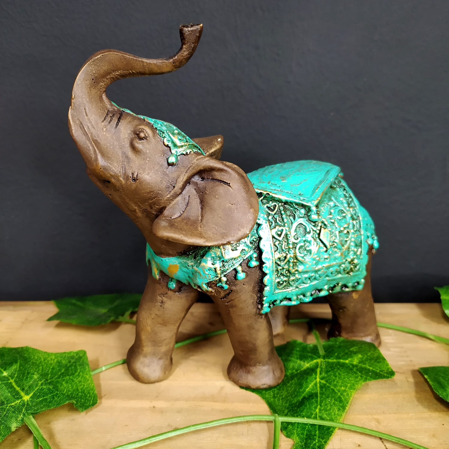 ELEFANTE ENVELHECIDO COM MANTO TRIANGULO TURQUESA 15CM