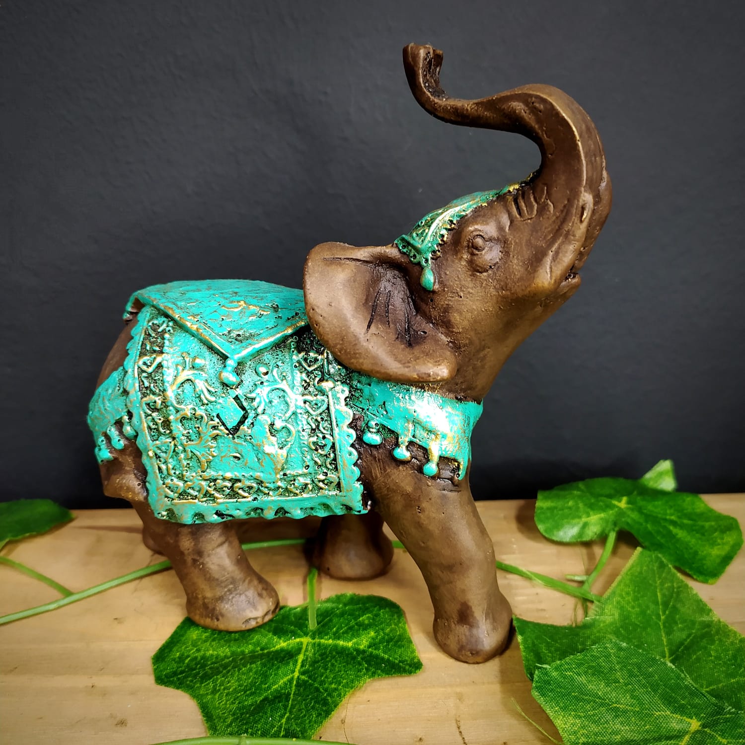 ELEFANTE ENVELHECIDO COM MANTO TRIANGULO TURQUESA 15CM - Imagem 2