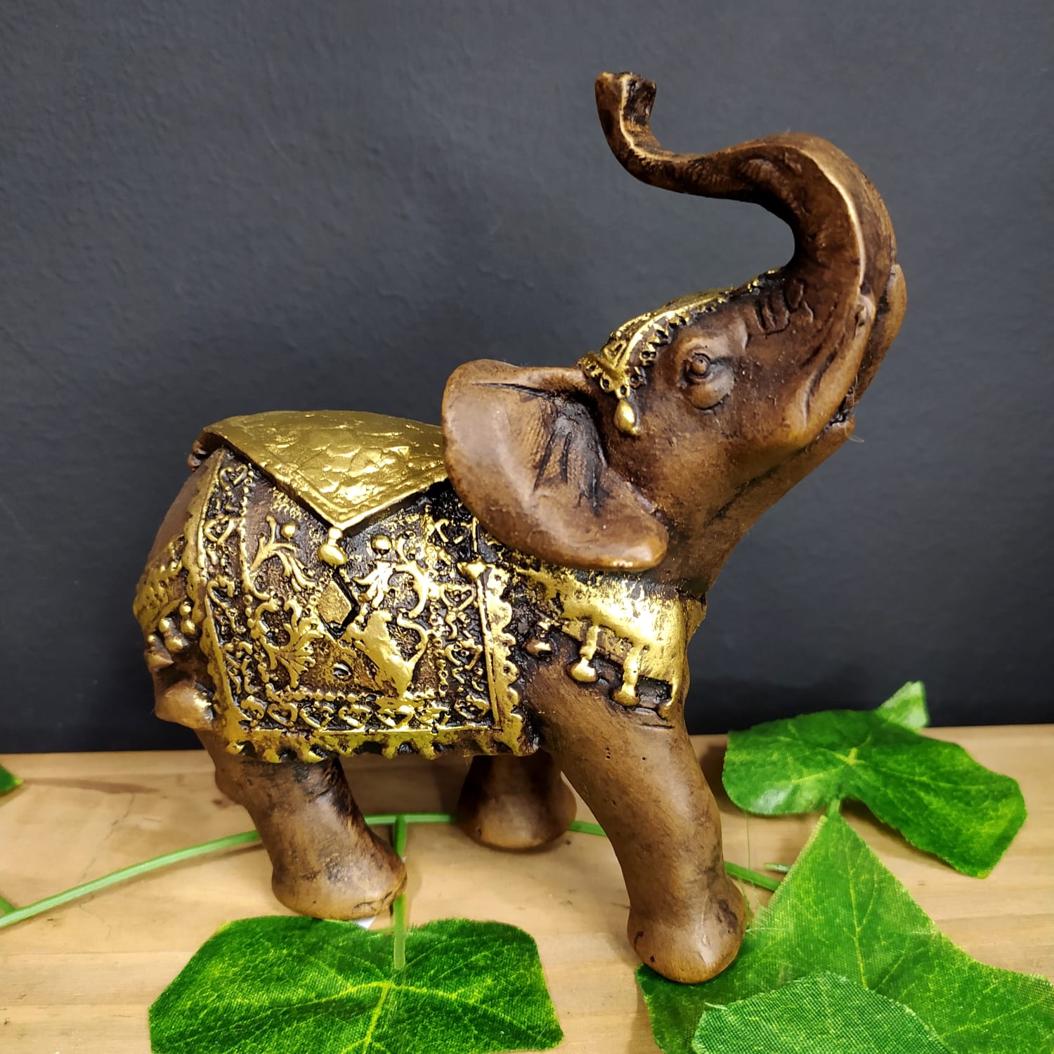 ELEFANTE ENVELHECIDO COM MANTO TRIANGULO DOURADO 15CM - Imagem 2