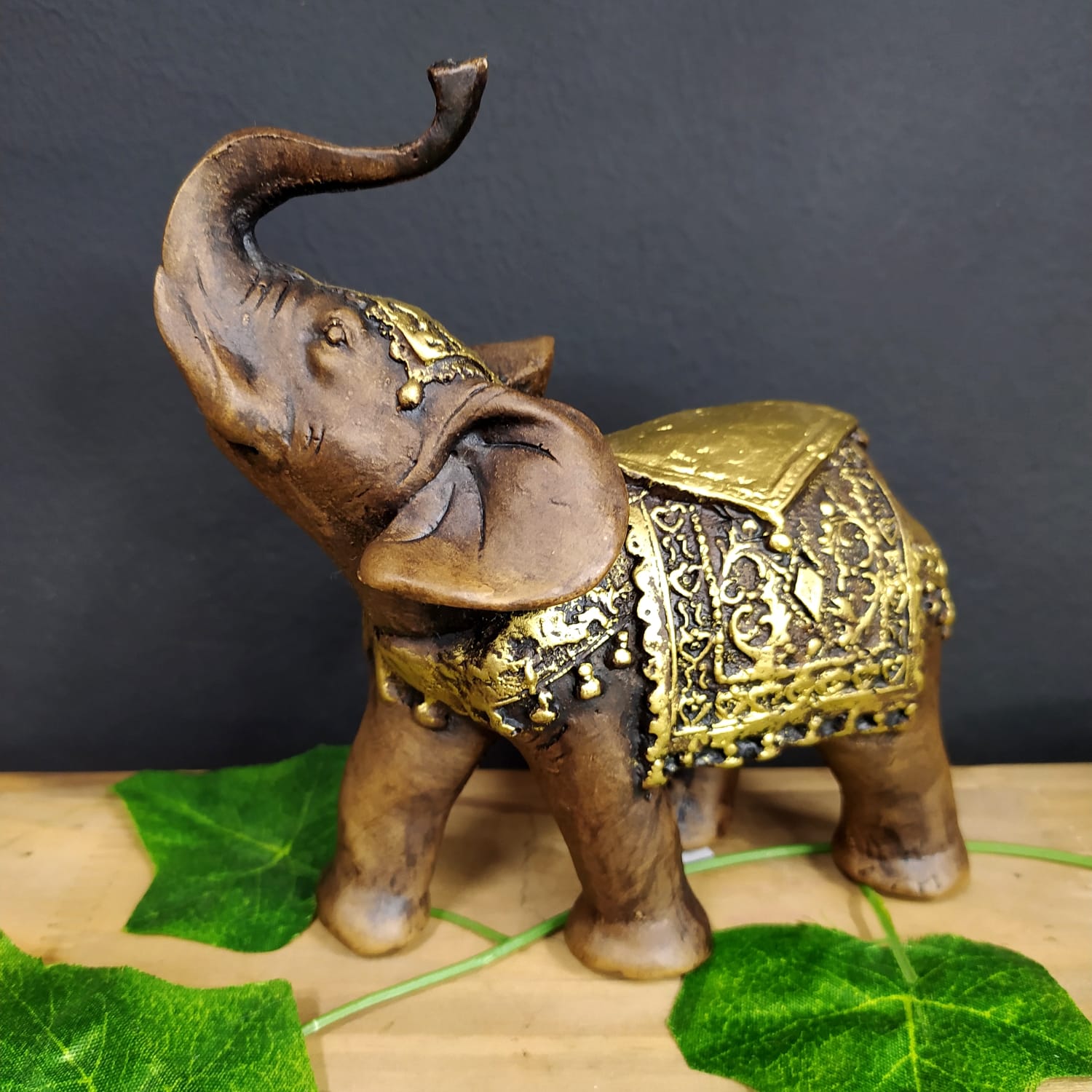 ELEFANTE ENVELHECIDO COM MANTO TRIANGULO DOURADO 15CM